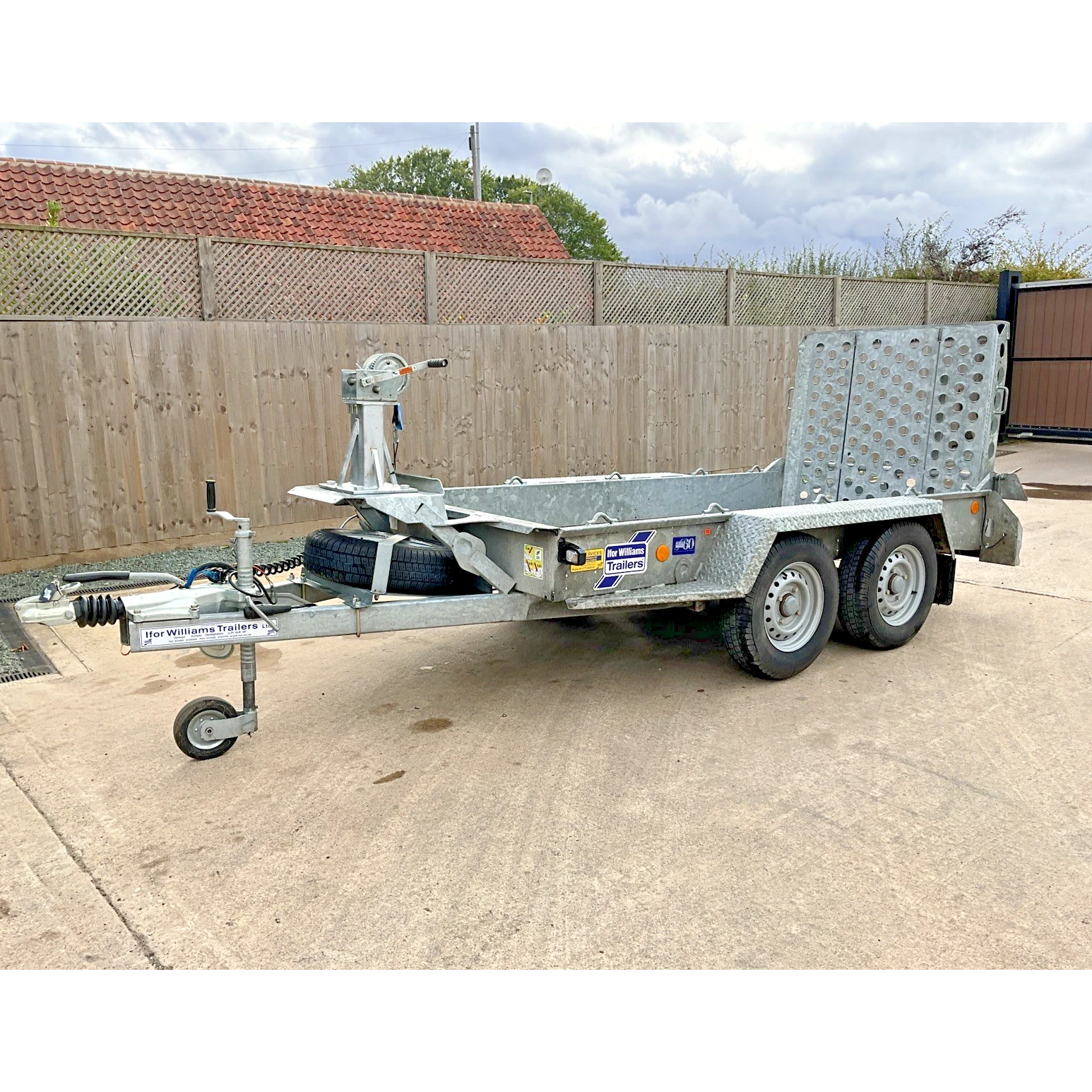 IFOR WILLIAMS GH94 TWIN AXLE PLANT DIGGER TRAILER WITH WINCH AND RAMP
